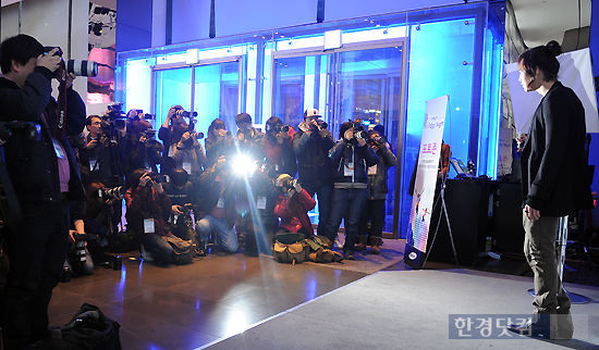 Jang Geun Suk gioi thieu dien thoai Samsung chieu 27.1
