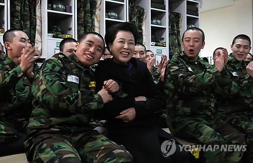 김윤옥 여사, 논산 훈련병들과 대화